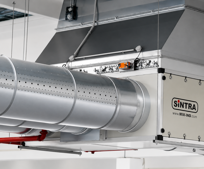 Condotti industriali bianchi per impianti HVAC con unità SINTRA in un luminoso locale tecnico a soffitto.