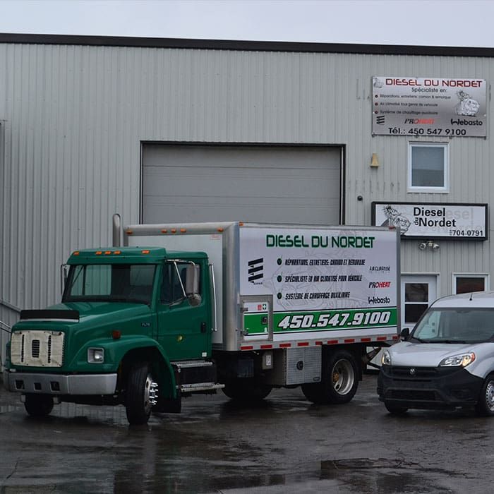 Un camion diesel du nord est stationné devant un immeuble