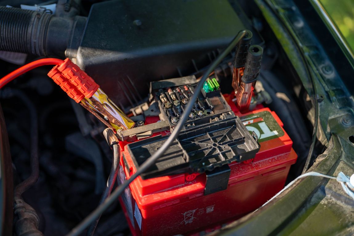 bateria dentro del carro conectado a bornes