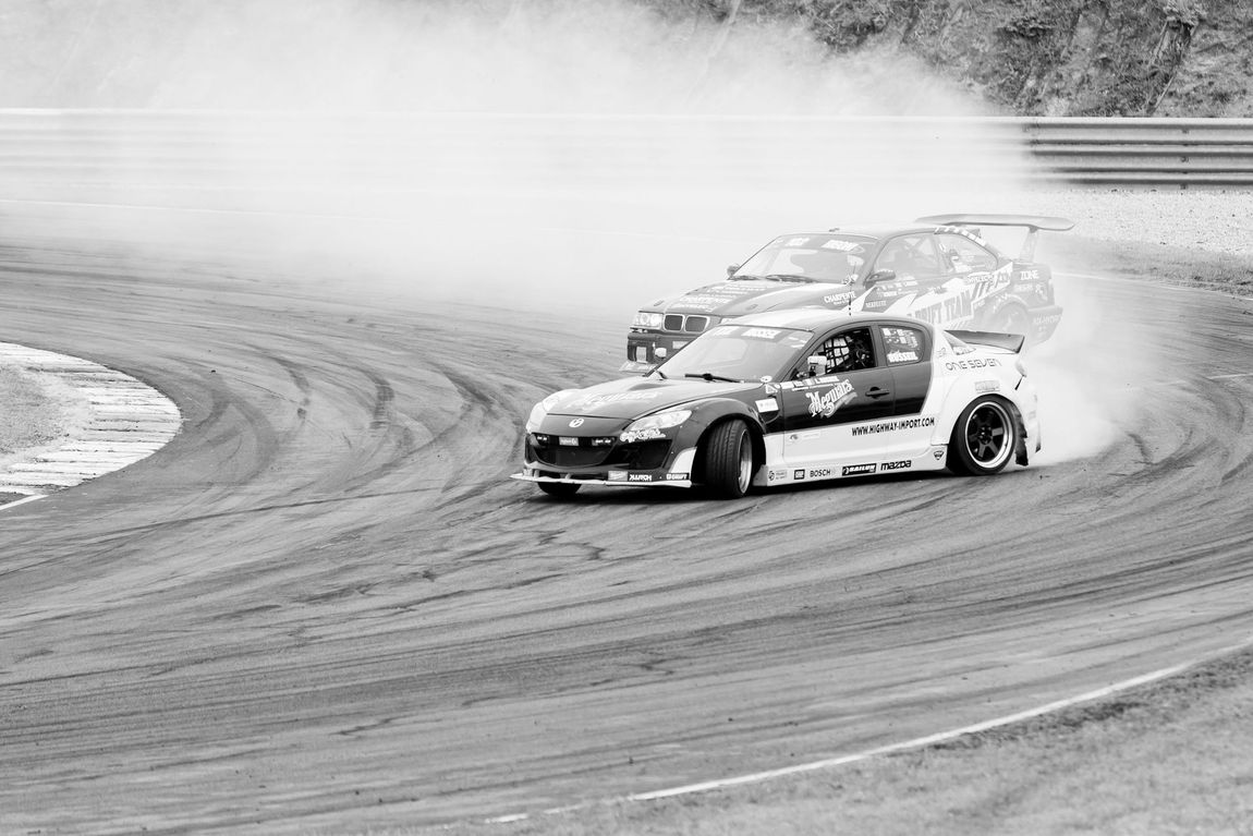 carros de carrera en la pista