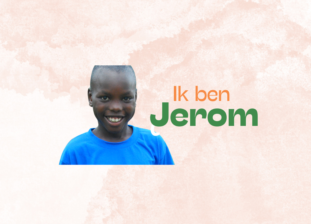 Lachend kind in een blauw shirt met de tekst