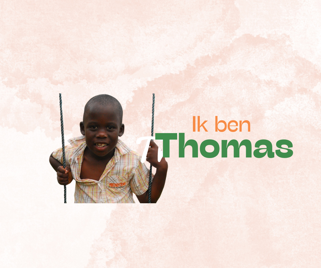 Een jongen lacht terwijl hij stokken vasthoudt; de tekst luidt