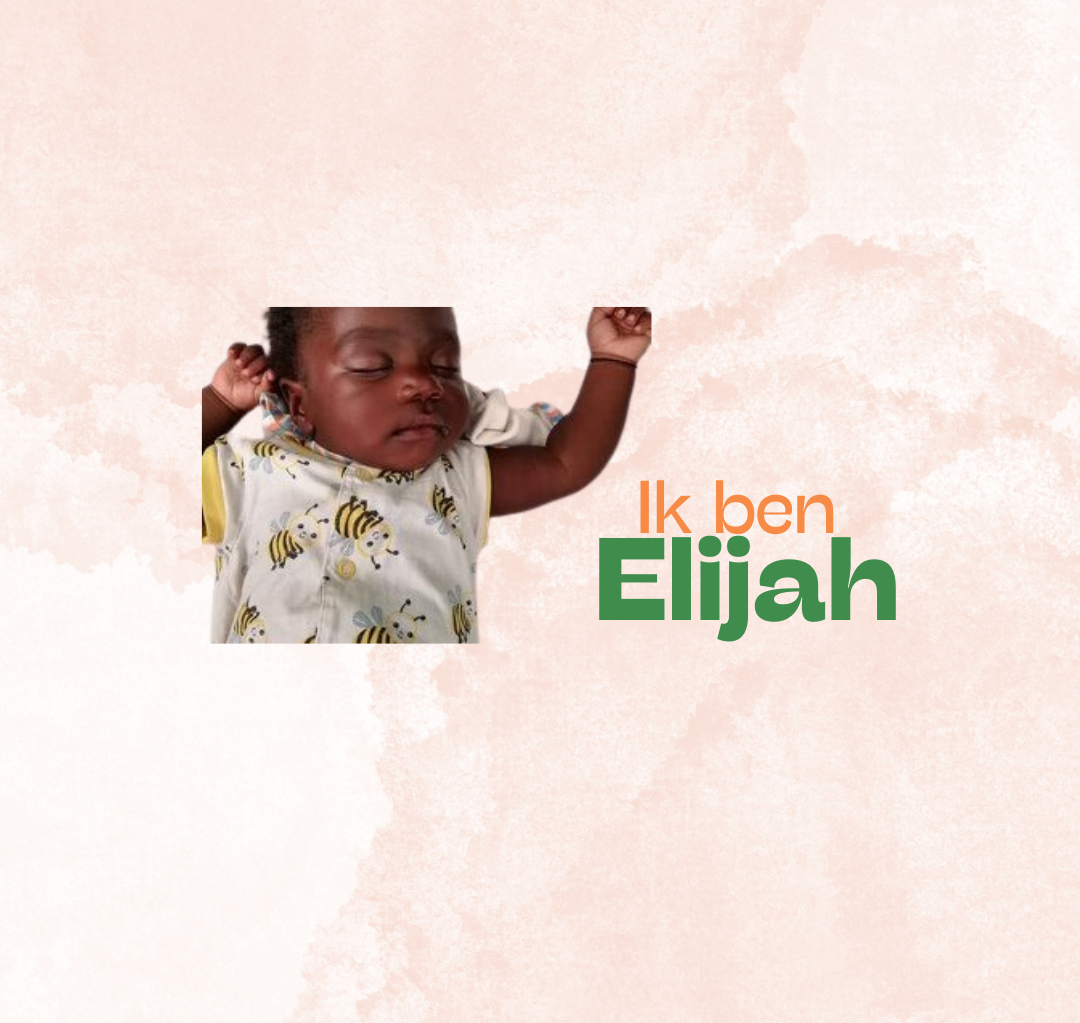Baby Elijah in een rompertje strekt zich uit met zijn armen omhoog, tekst