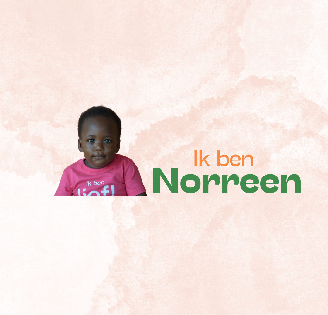Een kind in een roze shirt met de tekst