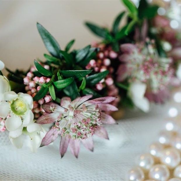 Blumenkrone und Perlenkette