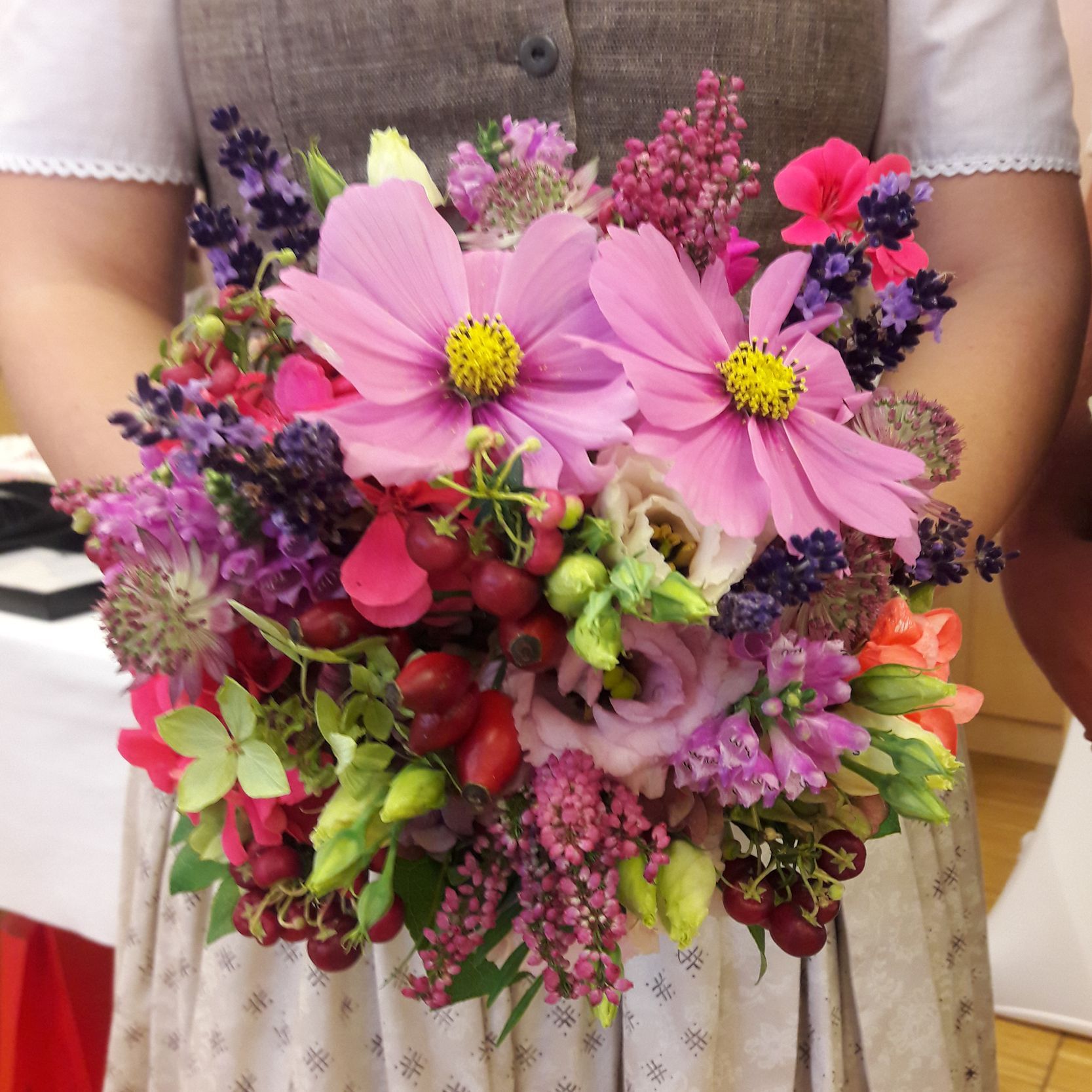 eine Frau hält einen Blumenstrauß in ihren Händen