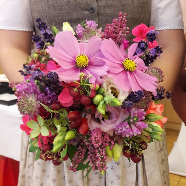 eine Frau hält einen Blumenstrauß in ihren Händen