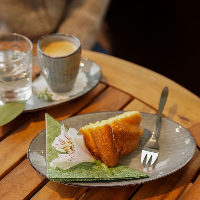 ein teller mit einem stück kuchen und einer gabel auf einem tisch