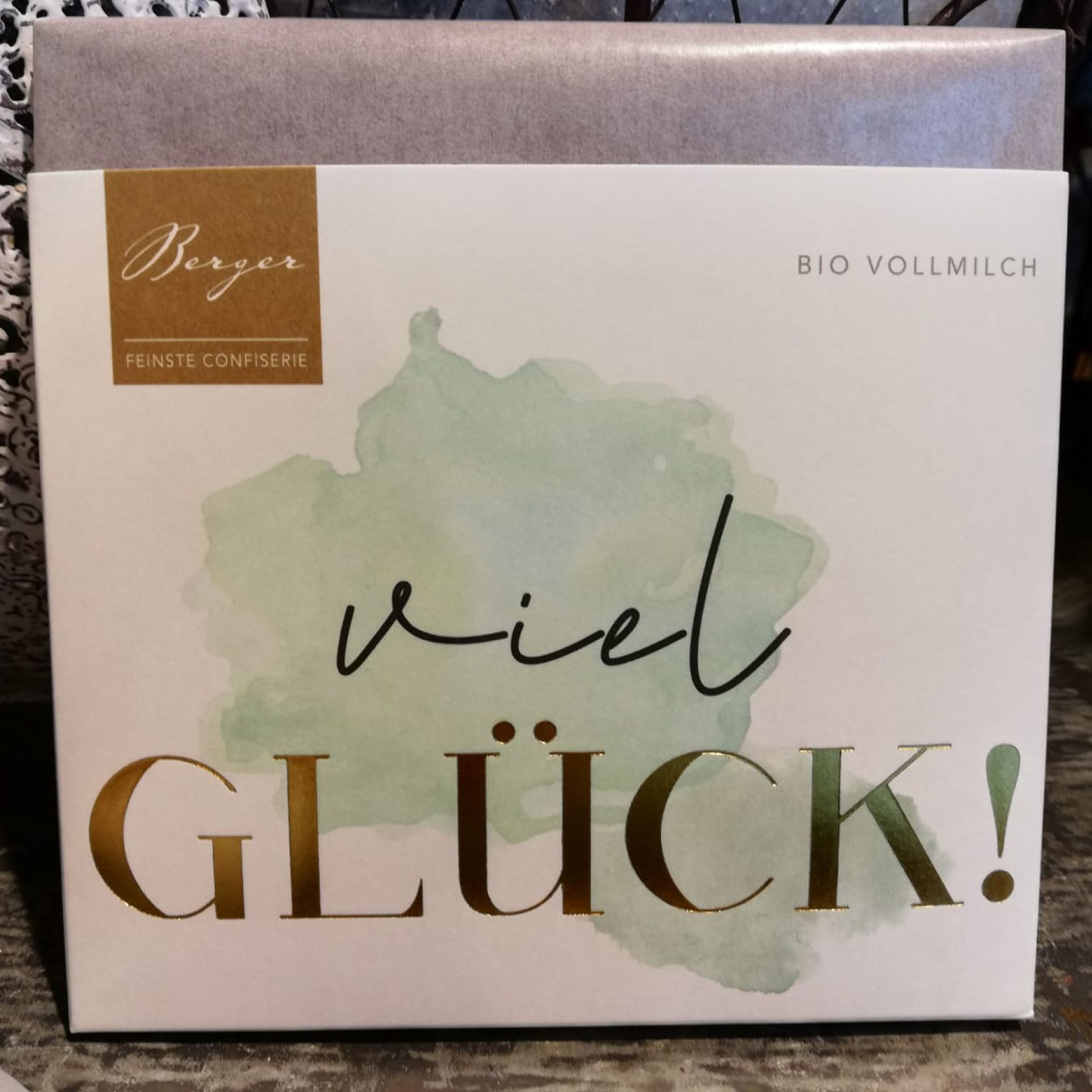 eine Schachtel mit viel Glück steht auf einem Tisch