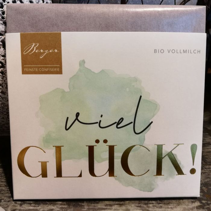 eine Schachtel mit viel Glück steht auf einem Tisch