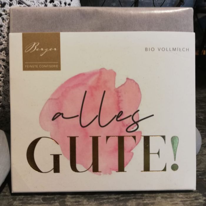 eine Schachtel alles gute mit einer rosa Blume darauf
