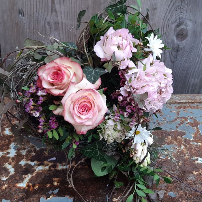 ein Blumenstrauß aus rosa Rosen und weißen Blumen