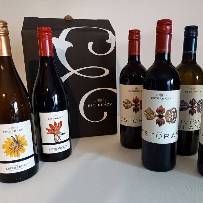 vier Flaschen Wein stehen nebeneinander auf einem Tisch