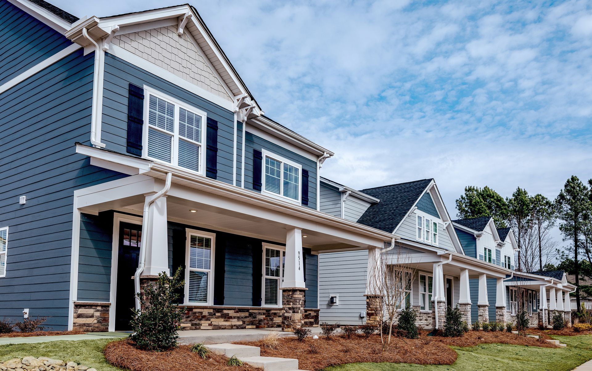 Row of homes in Edgewood Preserve, with the first home being a blue two story. 