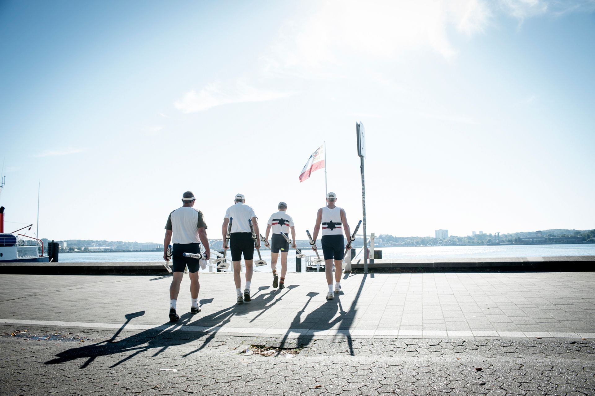Since 1862 the Erster Kieler Ruder Club exist. The old gentlemen keep young with nearly daily exercise. For the AOK Nordwest magazine bleibgesund I get into the morning routine with Uwe Johannsen and his team. By the way, he is the oldest active member. I've never seen such a youthful and fit 80+ years old man!
Reportage: 