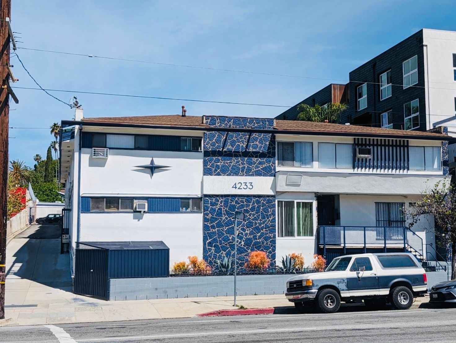 4233 Eagle rock
