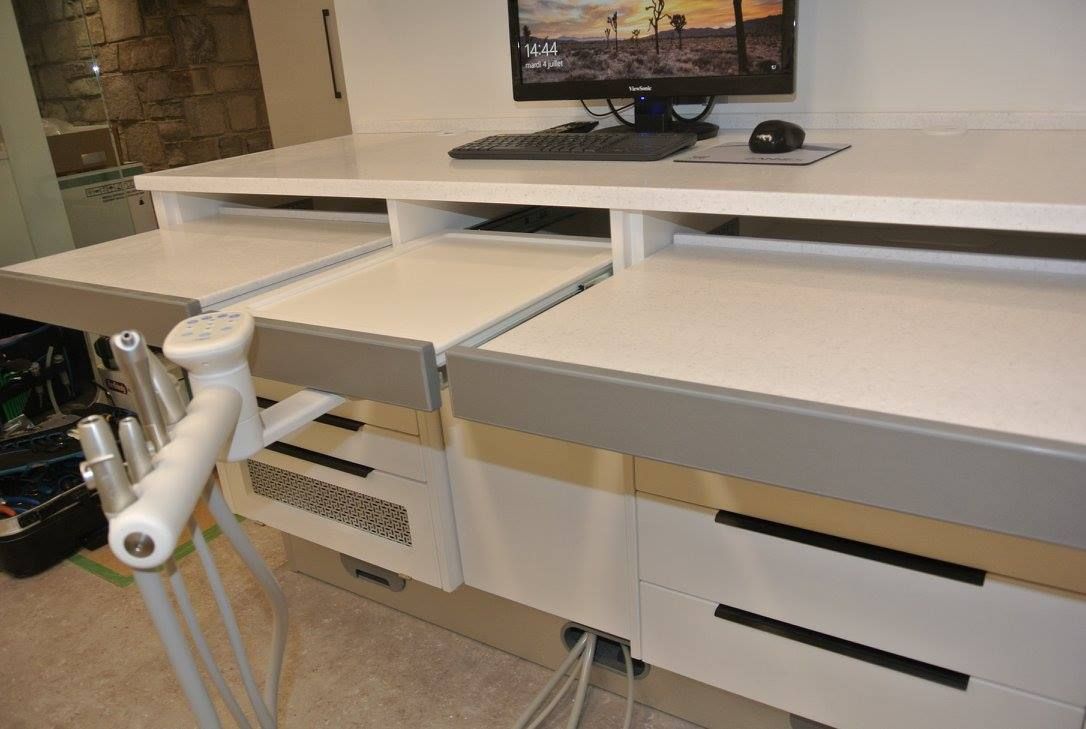 Un bureau blanc avec un ordinateur dessus
