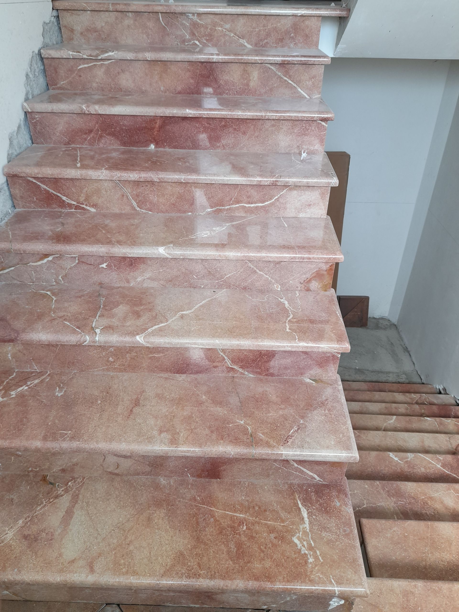 scala in marmo rosa