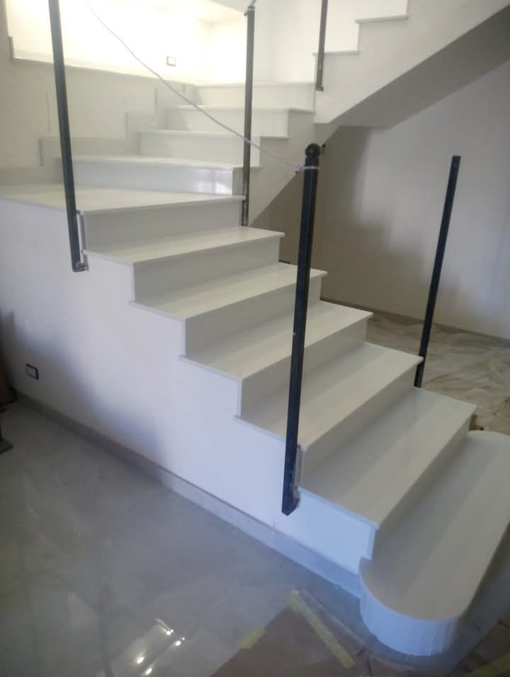 scala in marmo bianco