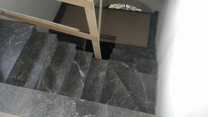 scale in marmo scro