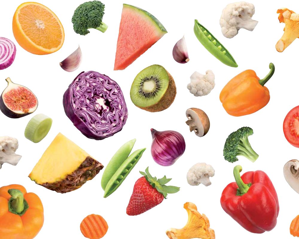 Diverse kleurrijke groenten en fruit verspreid over een witte achtergrond: sinaasappel, broccoli, watermeloen, kiwi, paprika.