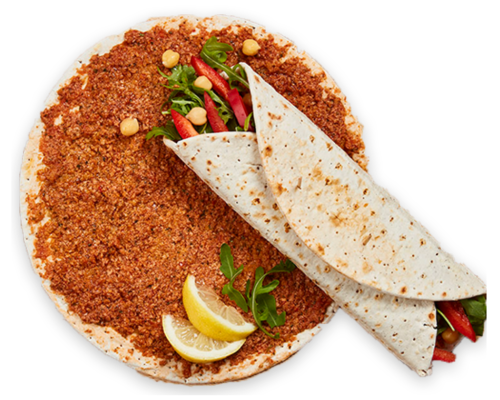 Een pizza gewikkeld in een tortilla met citroenschijfjes erbovenop.