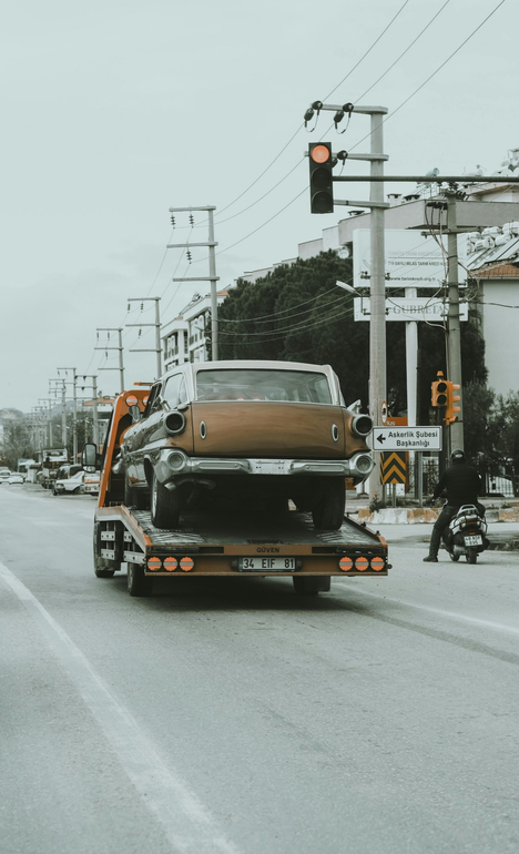 Tow truck positioned for vehicle recovery