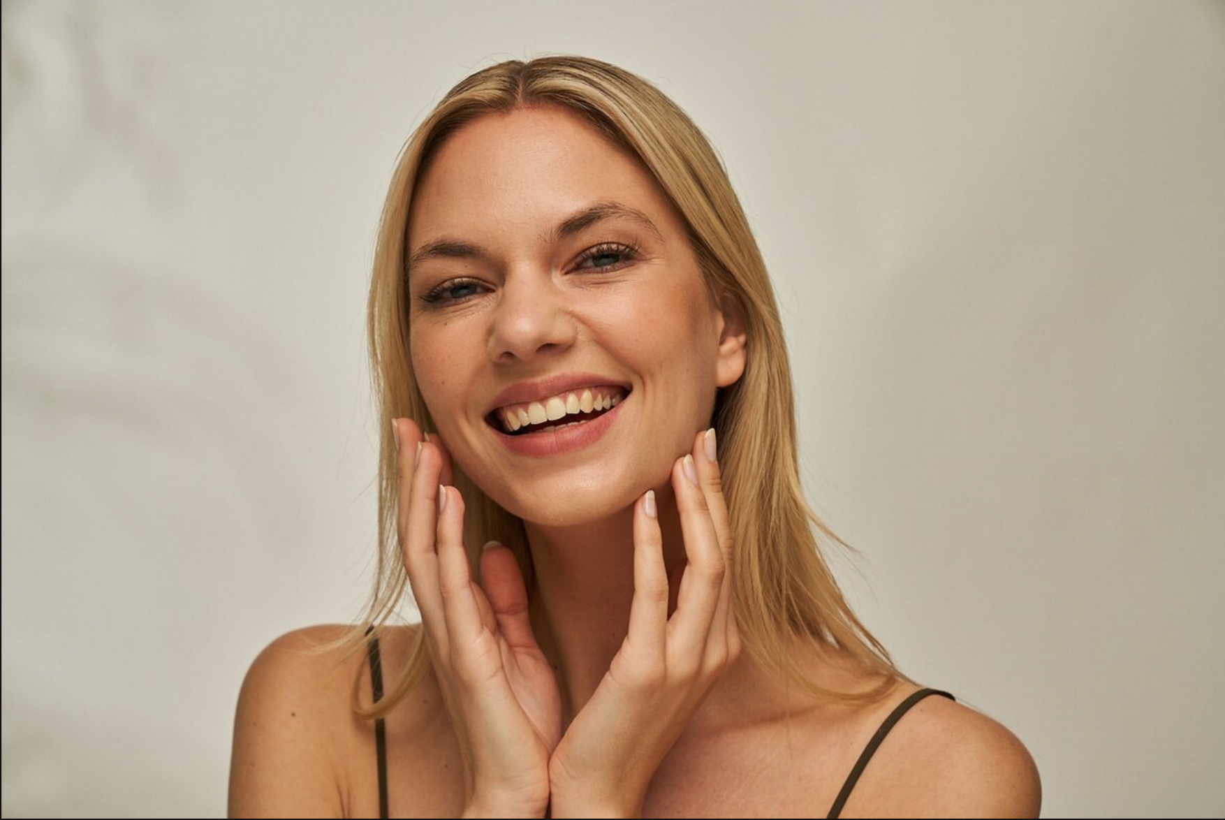 Nahaufnahme einer medizinisch-ästhetischen Behandlung mit Polynukleotiden zur Hautregeneration