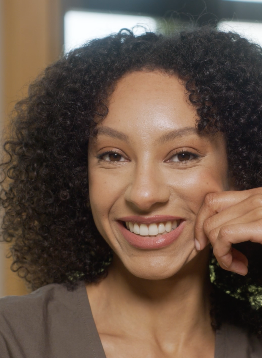 Ästhetisch gestaltetes Büro mit Schreibtisch, Stuhl und Schrank. Links befindet sich ein Fenster.