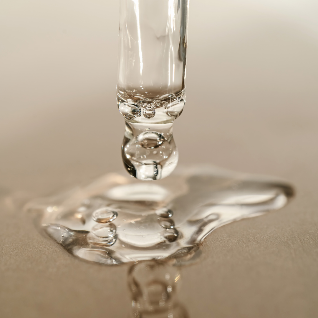 eine Nahaufnahme eines Wassertropfens in einem Glas. Andere Behandlungen