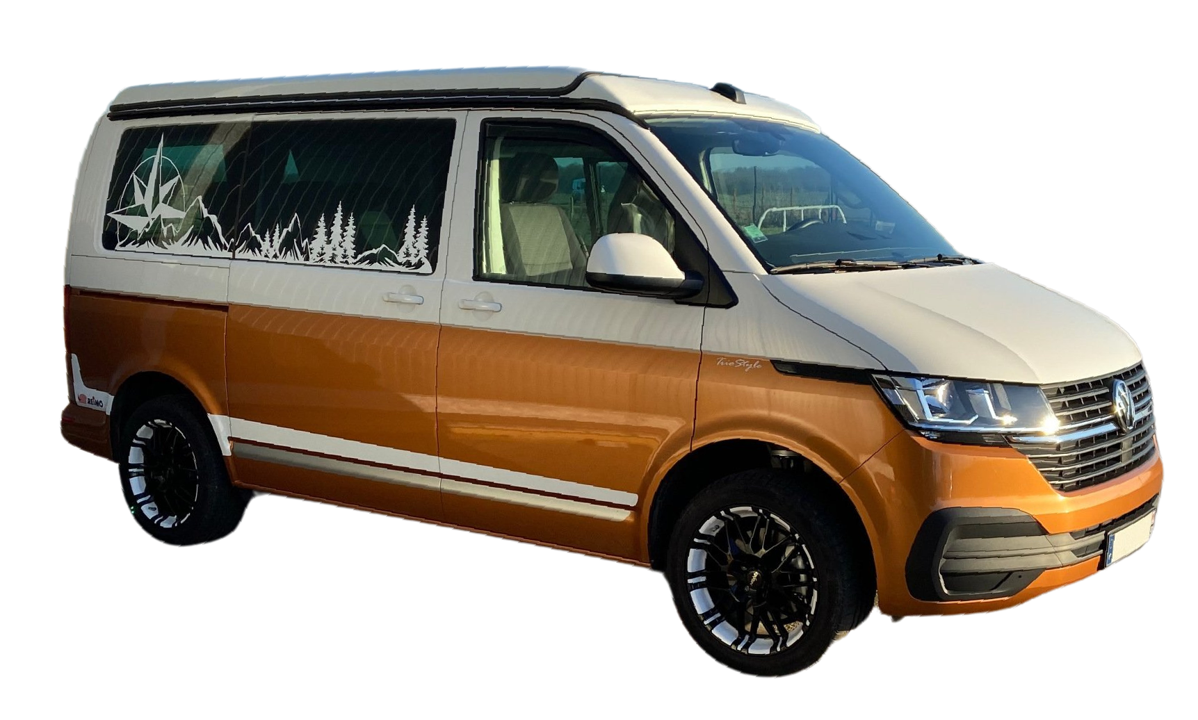Un Volkswagen CALIFORNIA avec toit relevable