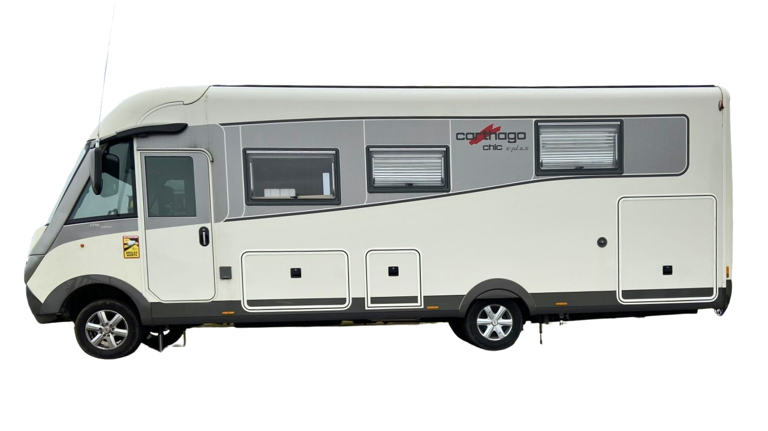 Un grand camping-car blanc est garé sur un fond blanc.