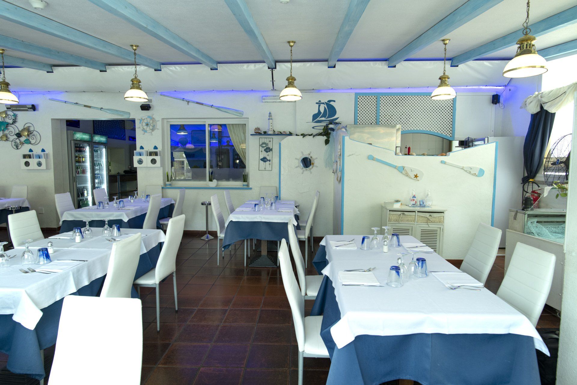 Un ristorante con tavoli e sedie blu e bianchi