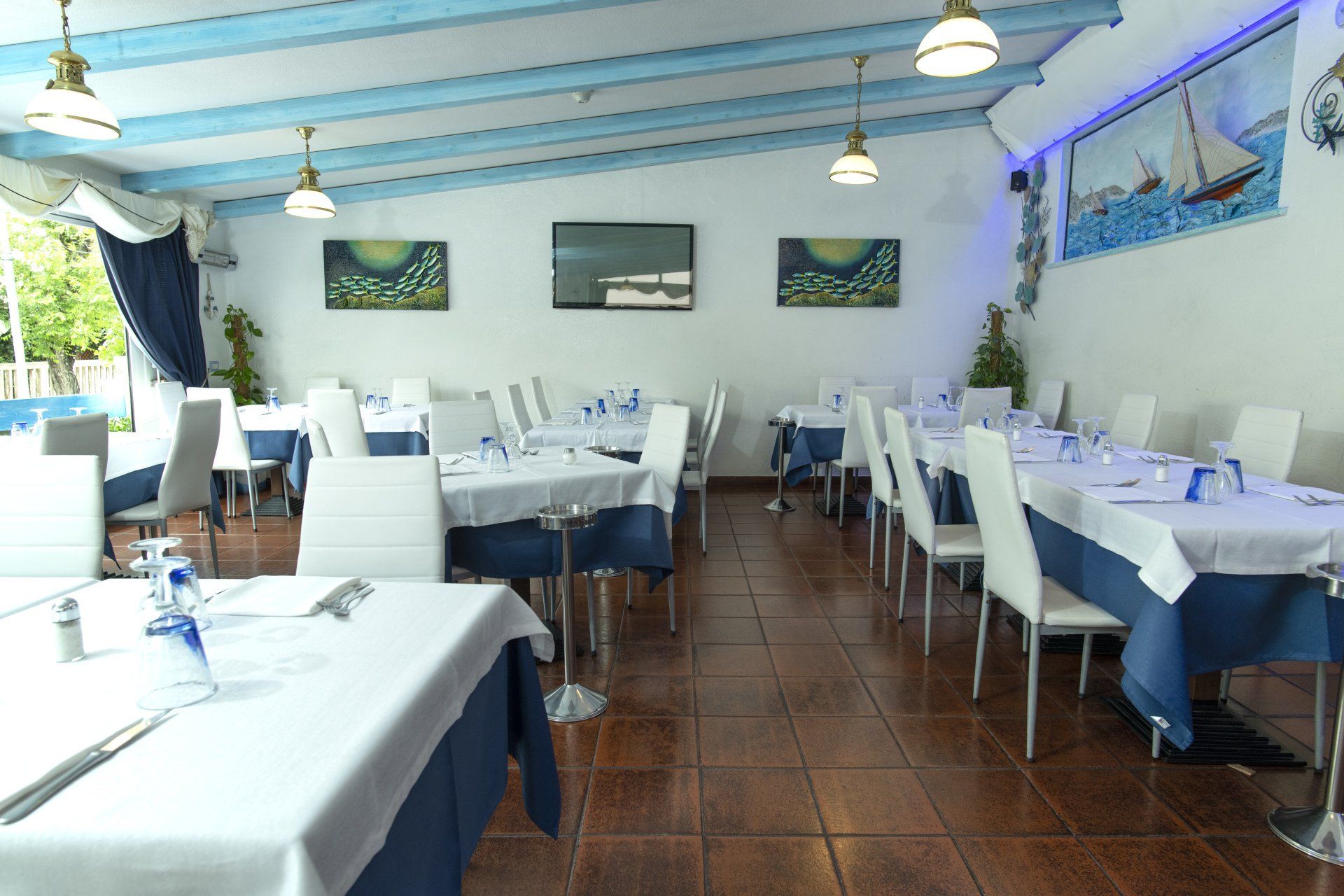 Un ristorante con tavoli e sedie blu e bianchi