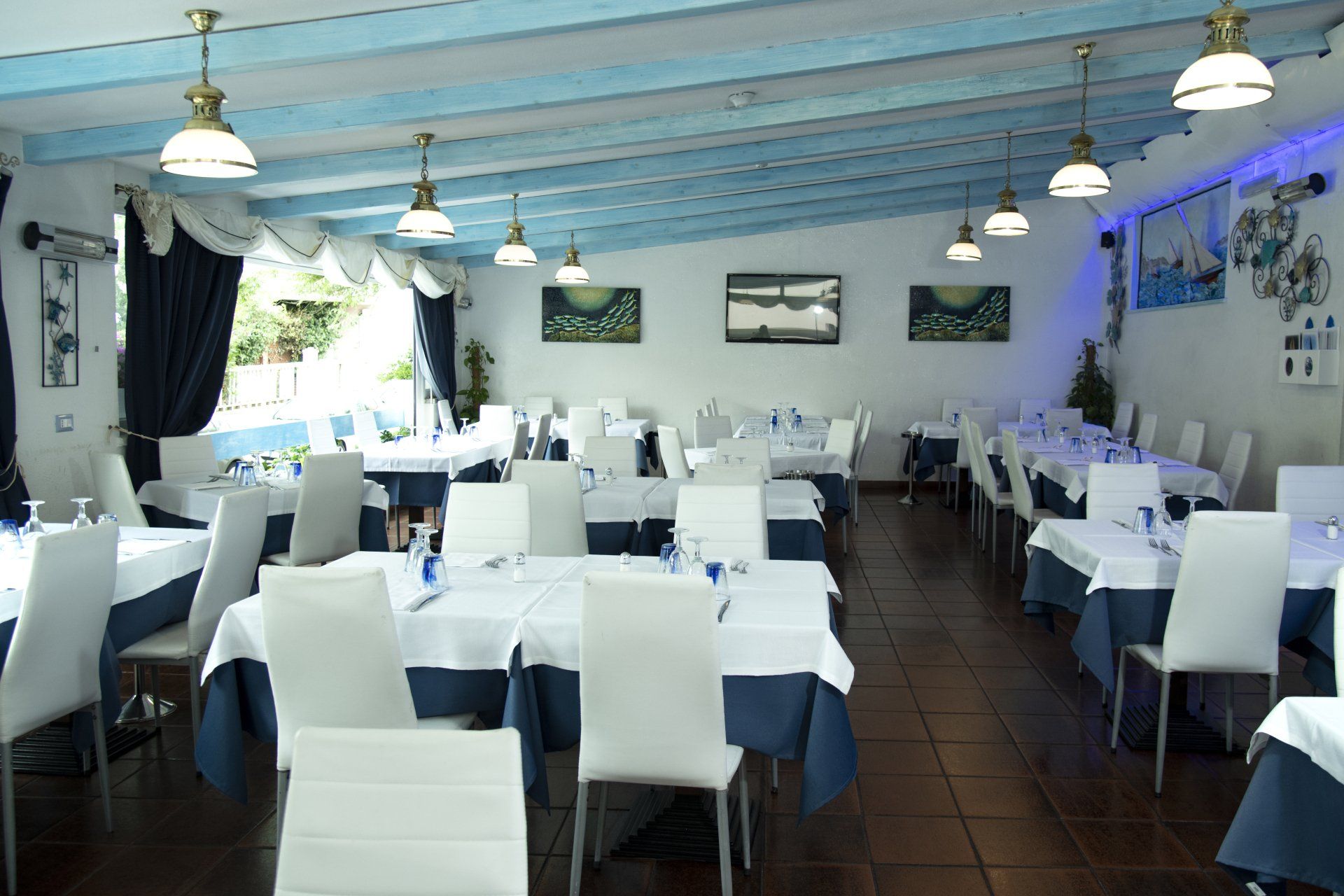 Una grande sala da pranzo piena di tavoli e sedie