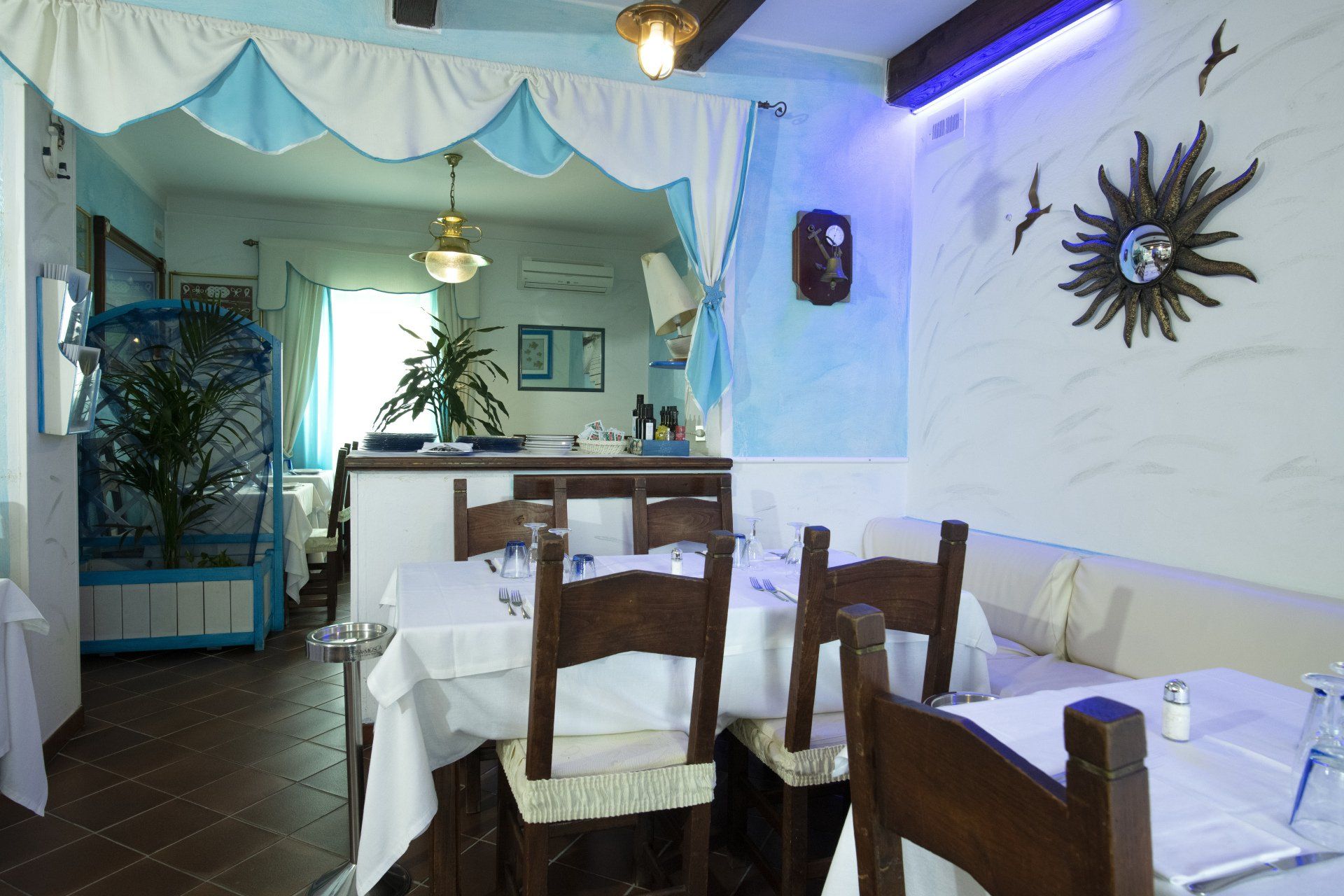 Un ristorante con tavoli e sedie e un orologio sul muro