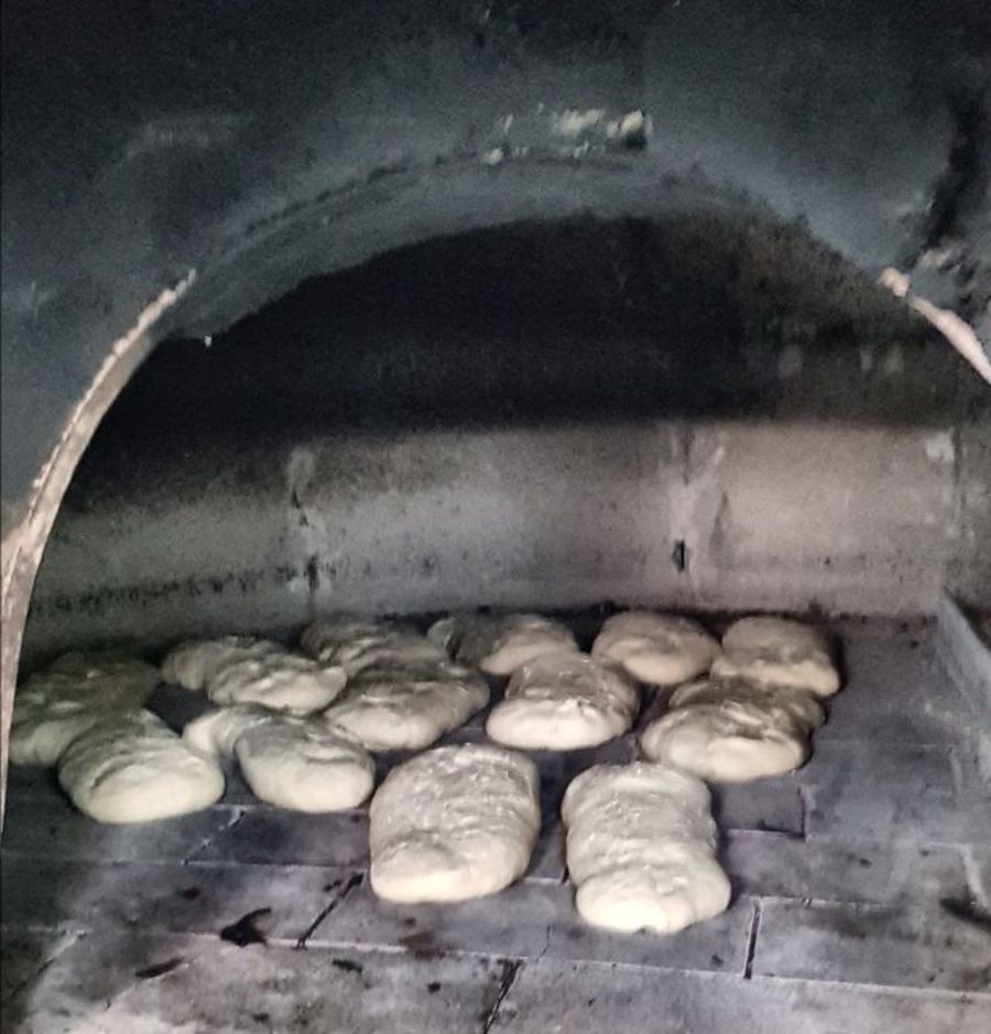 pane fresco cotto nel forno a legna