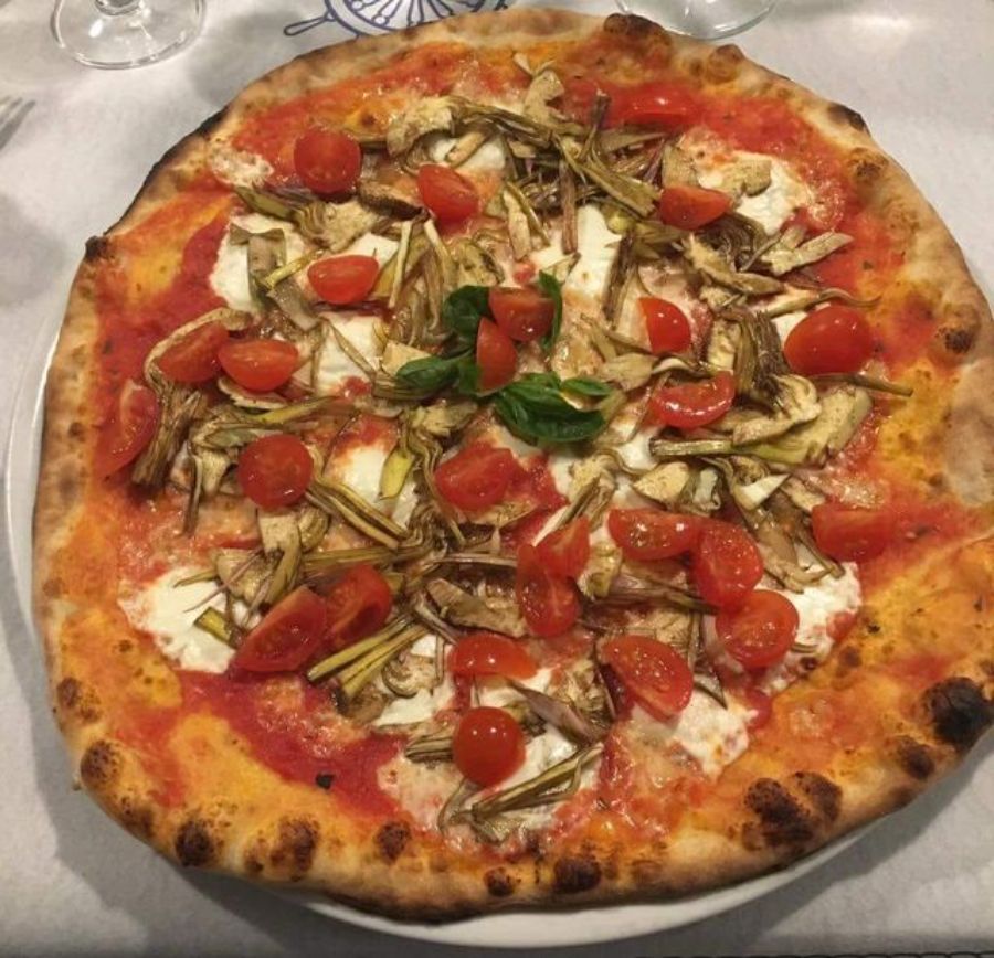 pizza con rucola e pomodorini