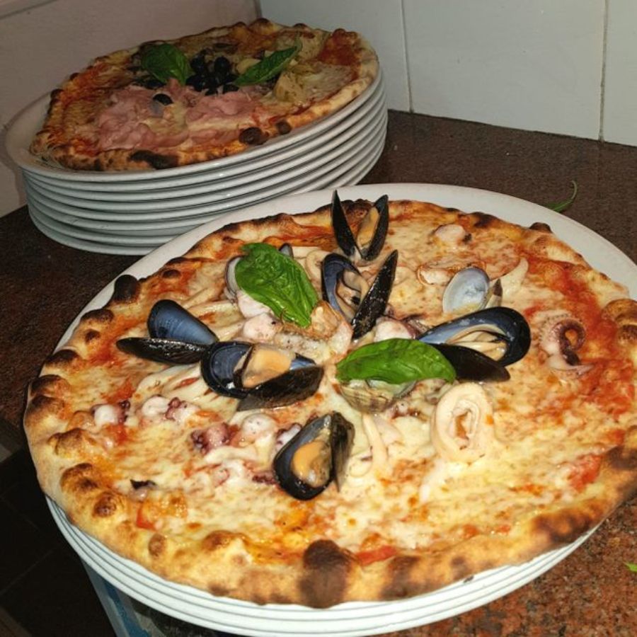 pizza con cozze e molluschi