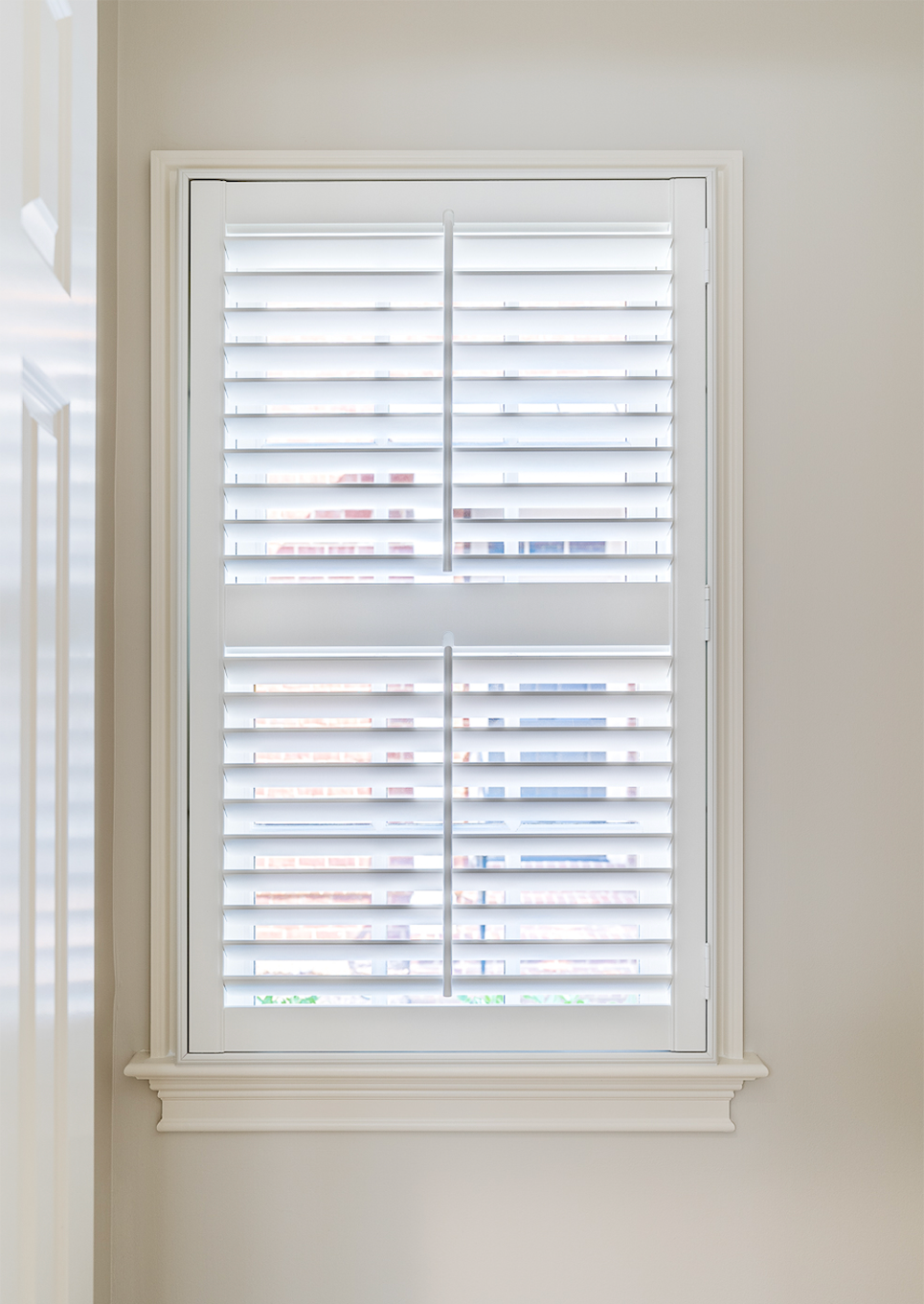 Single plantation shutter mounted in a bathroom window with 2.5 inch louvers