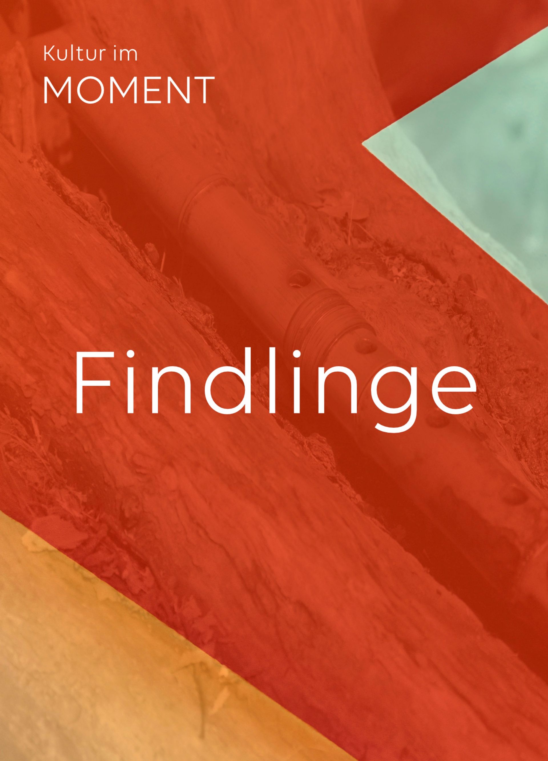 Abstraktes orange-rotes Cover mit weißem „Findlinge“-Schriftzug und kleinem „Kultur Moment“ in der Ecke