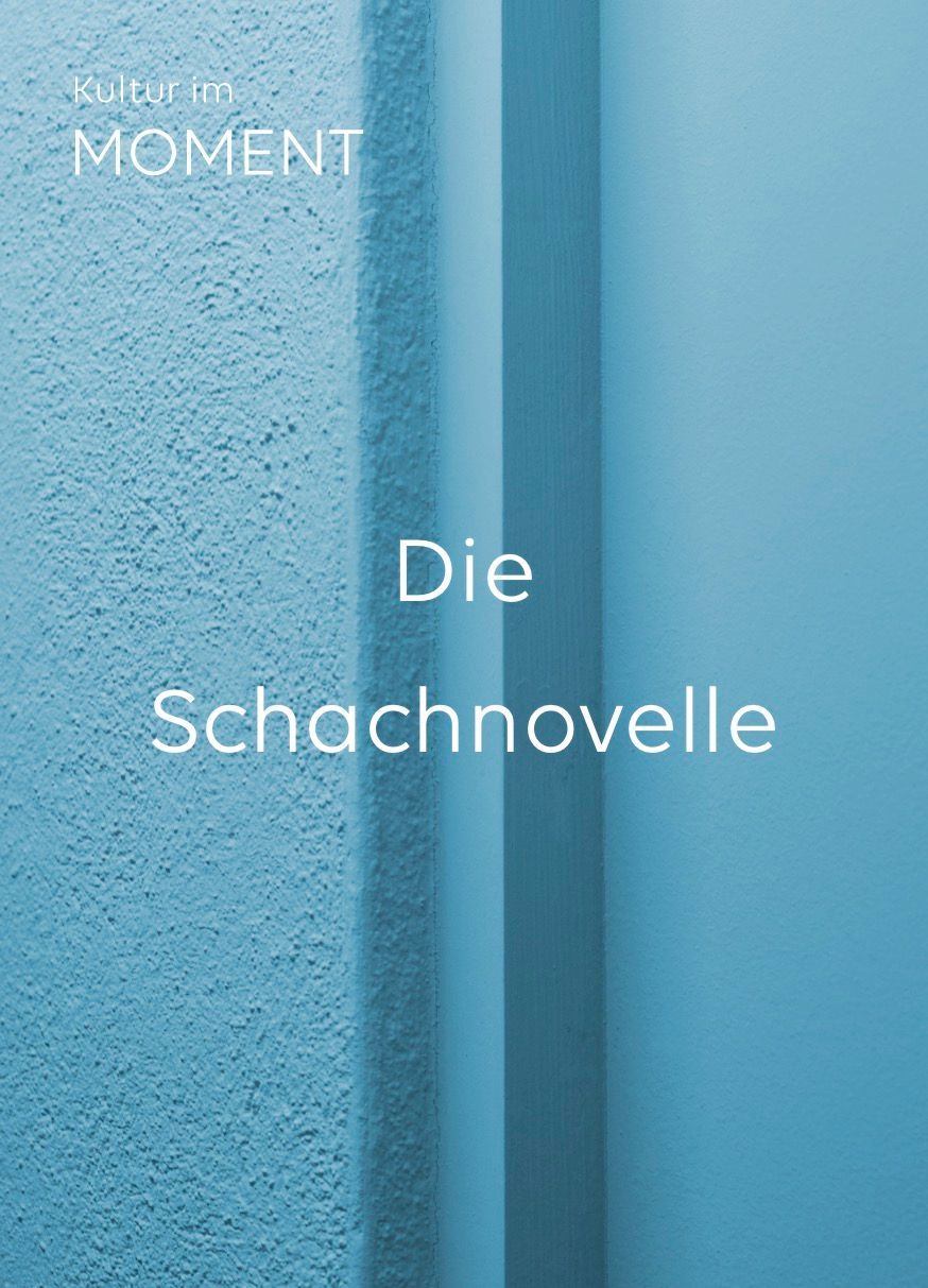 Eine blaue Wand mit den Worten „Die Schachnovelle“ darauf.
