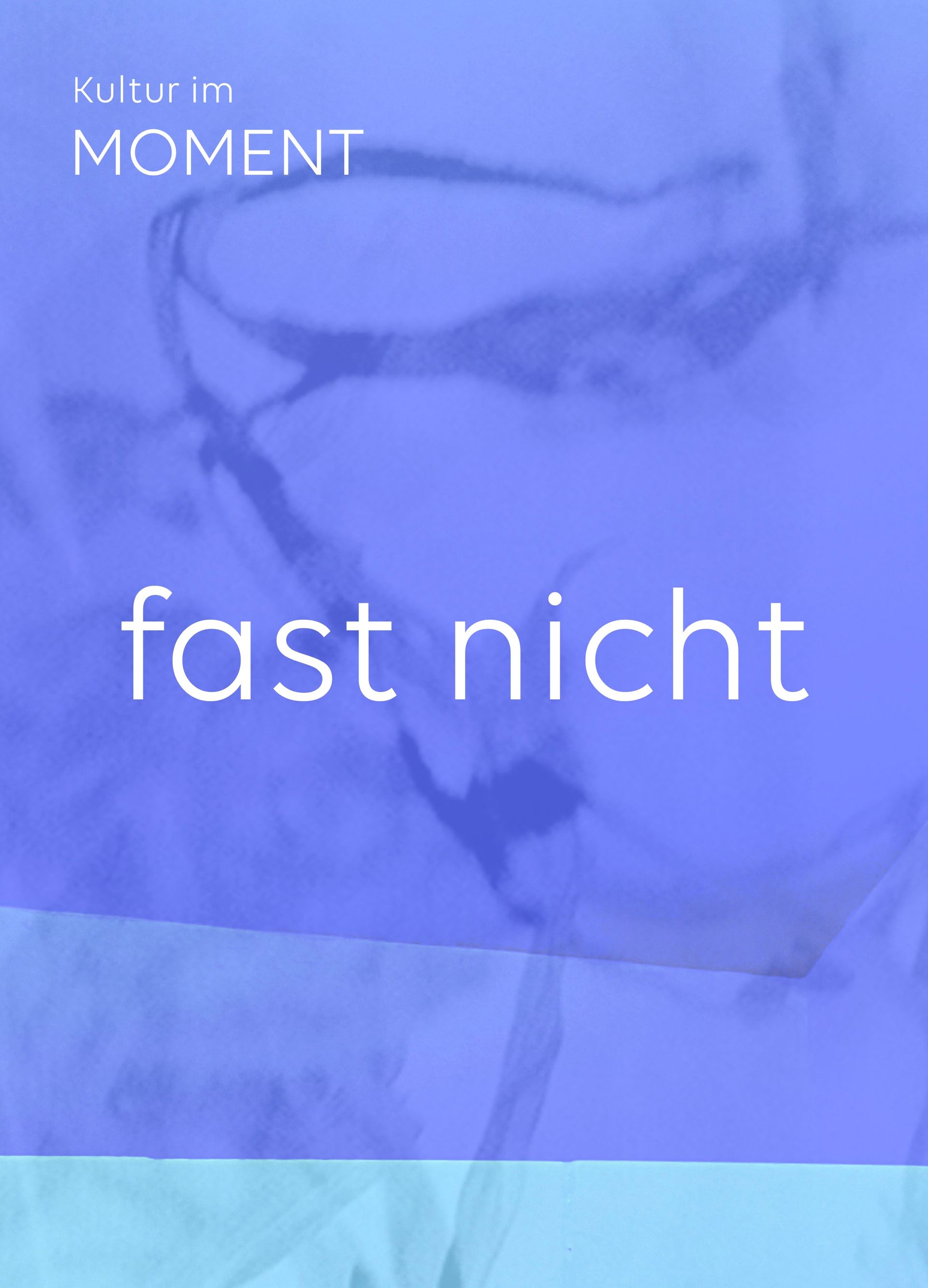 Abstraktes Bild in Blautönen mit weißem Text „fast nicht“ und kleinem Text „Kultur im Moment“ in der Ecke