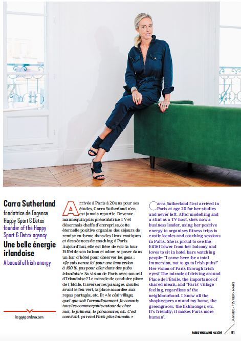 Une femme est assise sur un canapé vert dans un magazine.