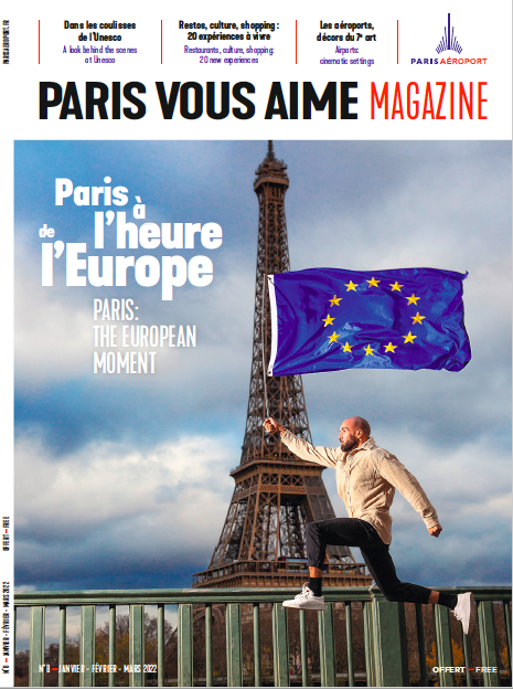 Un homme tient un drapeau devant la tour Eiffel sur la couverture du magazine Paris vous aime