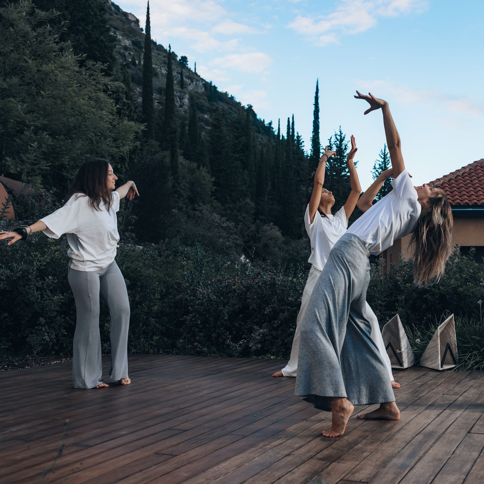 Un groupe de femmes dansent sur une terrasse en bois