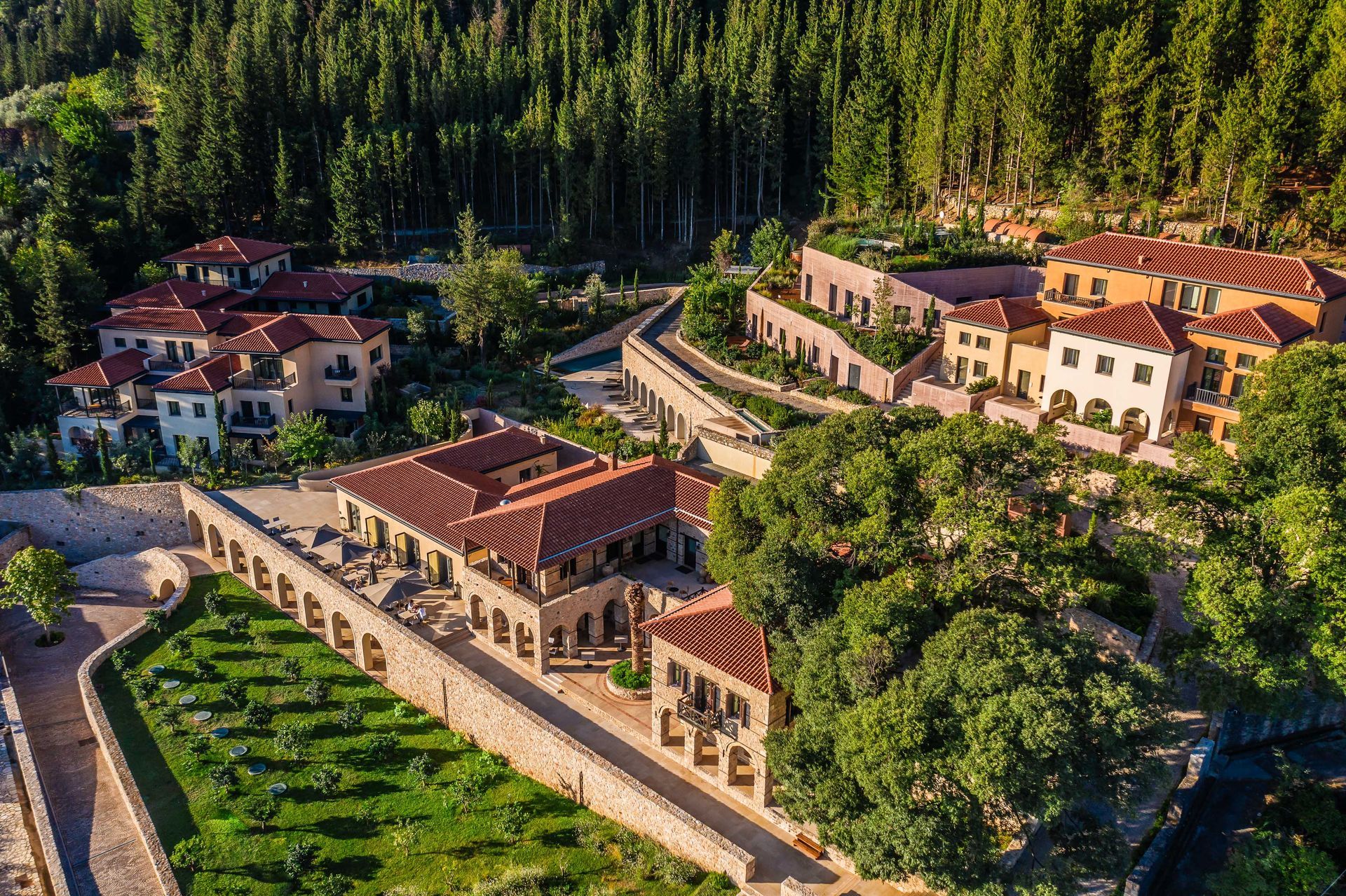Une vue aérienne d'un grand bâtiment entouré d'arbres