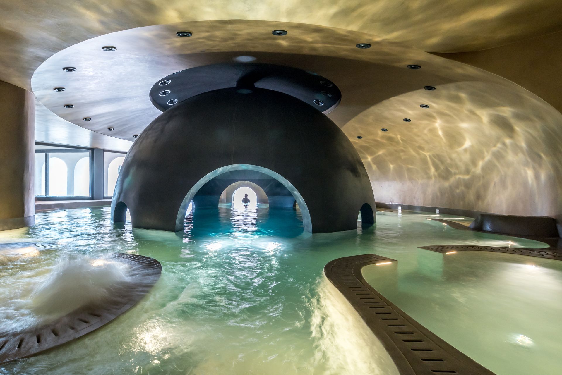 Une grande piscine avec un dôme au milieu.