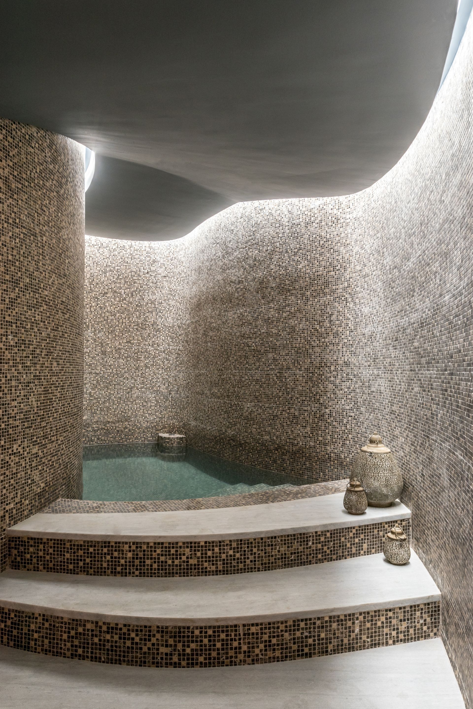 Il y a une grande piscine au milieu de la pièce.
