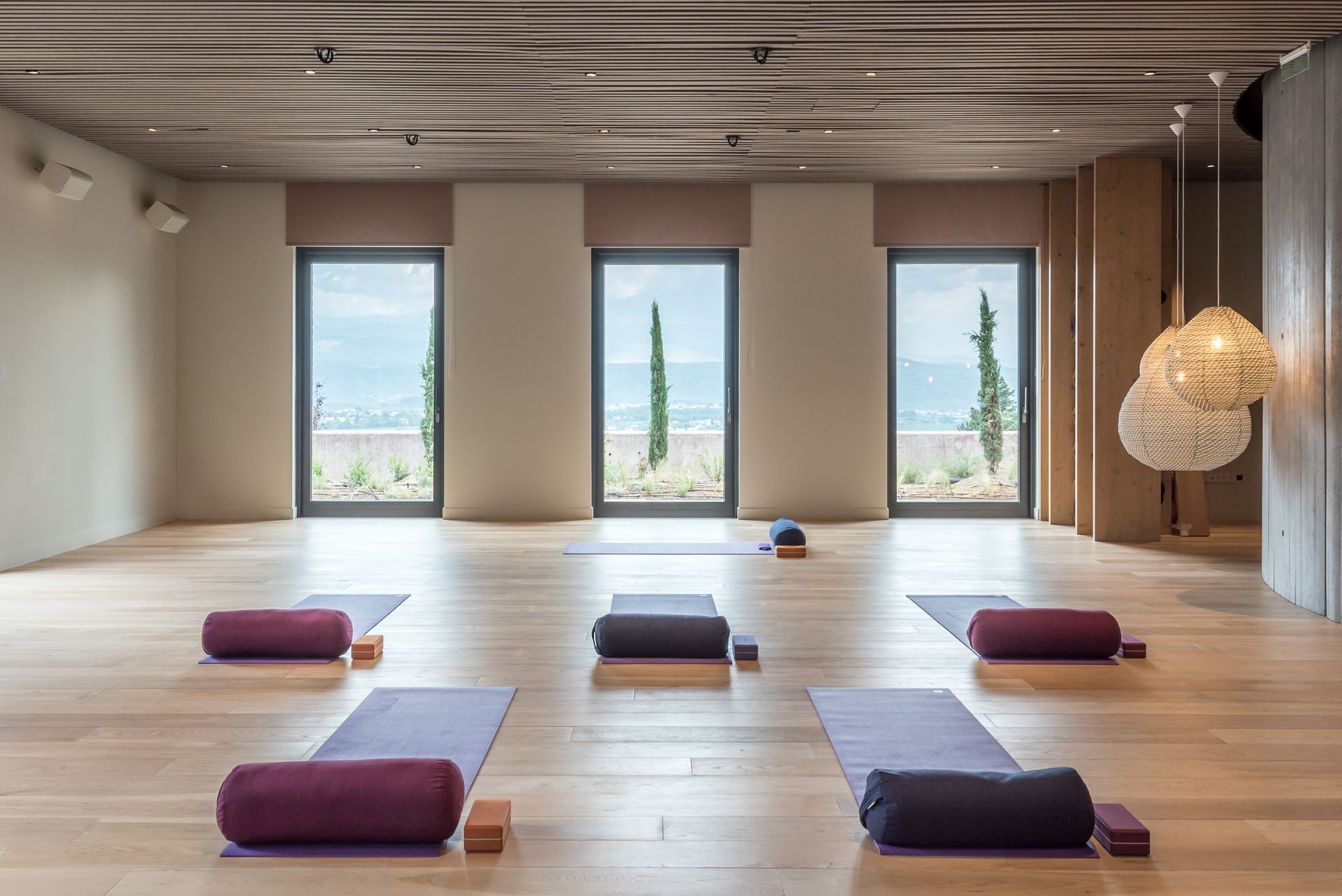 Il y a beaucoup de tapis de yoga et d'oreillers dans la chambre.